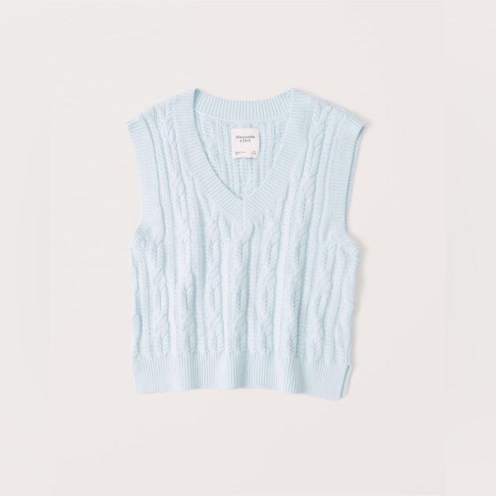LIKE NEW // Abercrombie Cropped V-Neck Sweater Vest in Light Blue